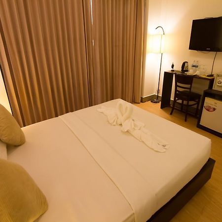 Adore Riverside Hotel Phnom Pen Exterior foto