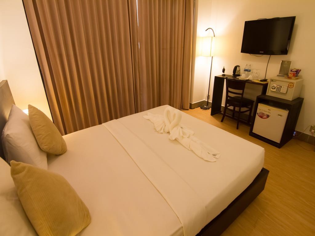 Adore Riverside Hotel Phnom Pen Exterior foto