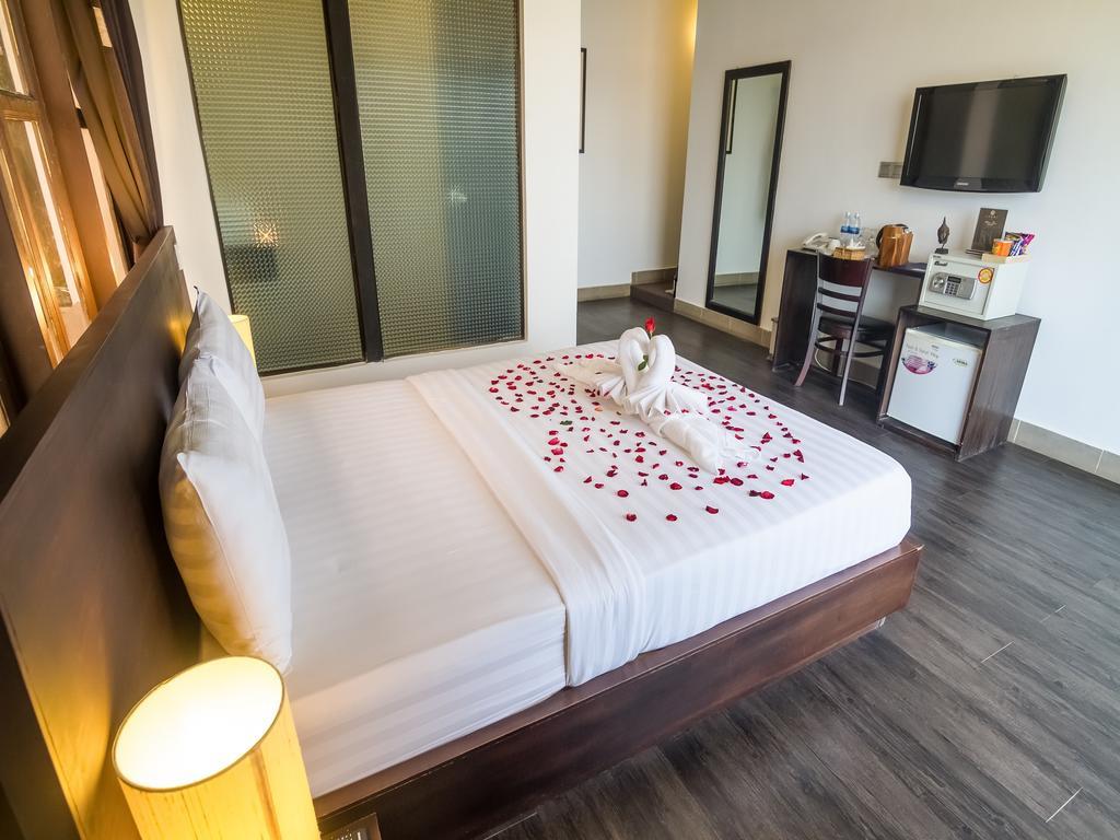 Adore Riverside Hotel Phnom Pen Exterior foto